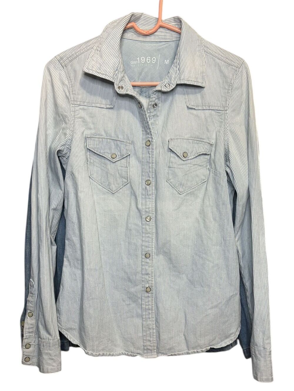 #137 Gap railroad stripe pearl snap size M